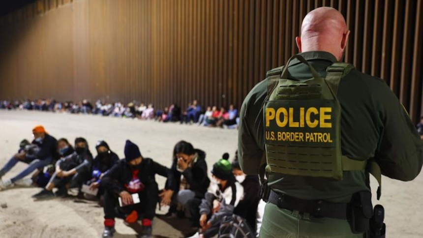 Leyes controvertidas convertidas en ley SB 4, los inmigrantes ilegales pueden ser detenidos y deportados por el estado de Texas