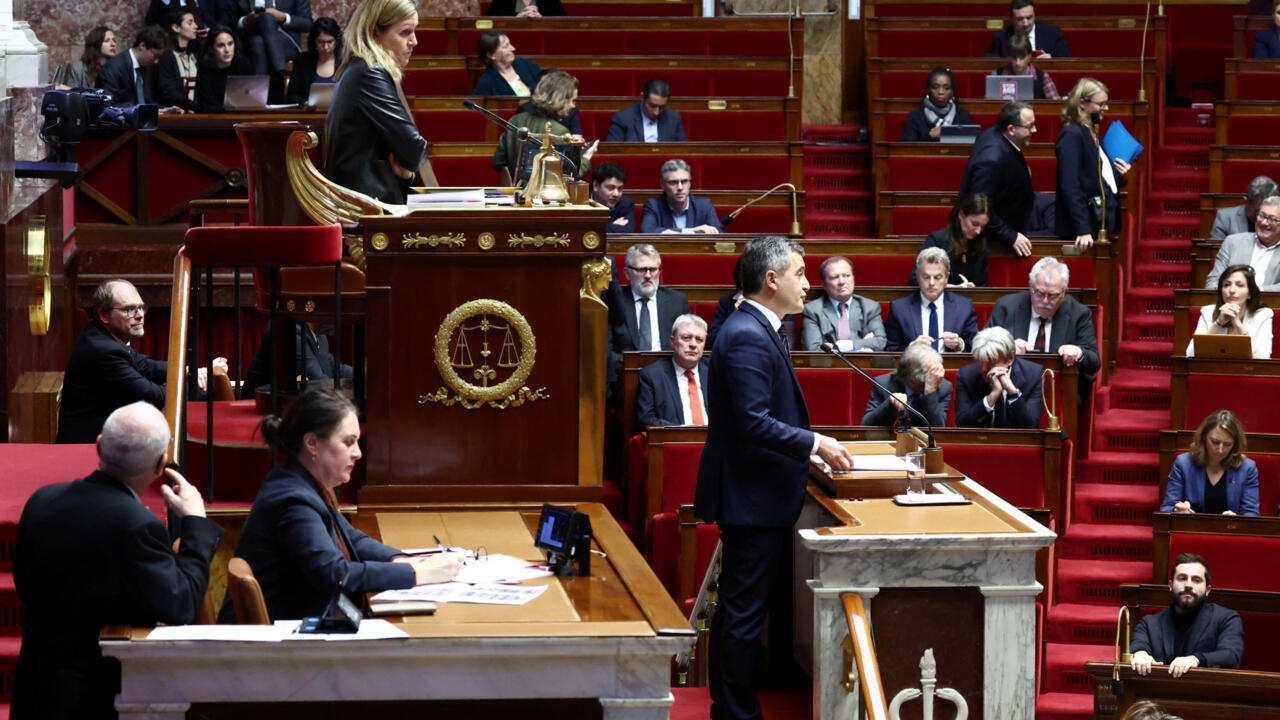 Los legisladores franceses luchan por salir del estancamiento sobre la histórica ley de inmigración de Macron