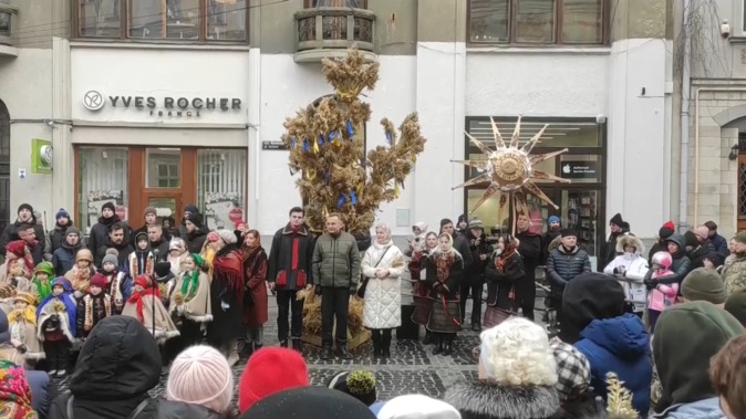 Los ucranianos celebran la Navidad por primera vez el 25 de diciembre en medio de los ataques rusos