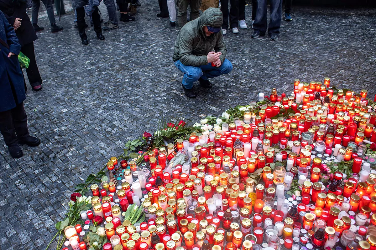 Luto en República Checa por la masacre a manos del tranquilo y brillante estudiante que soñaba con matar