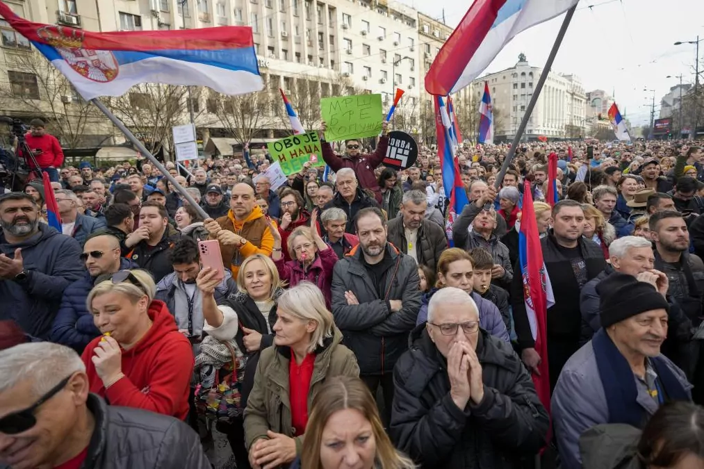 Miles de serbios protestan por el presunto fraude en las elecciones del 17 de diciembre