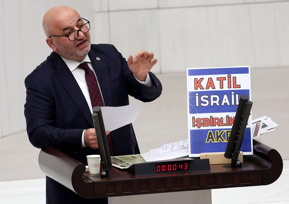 Muere el legislador turco que sufrió un infarto mientras anunciaba que Israel no escapará de la ira de 'Al'