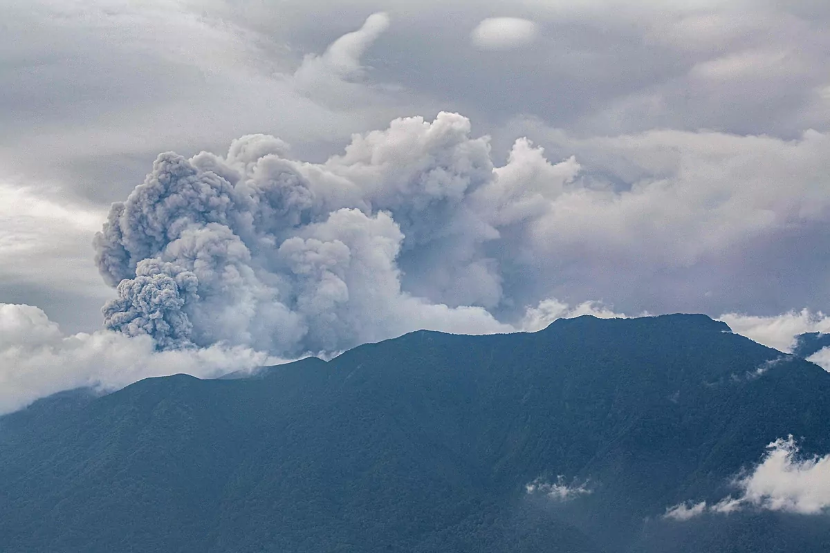 Once excursionistas encontrados muertos tras la erupción del volcán en Indonesia