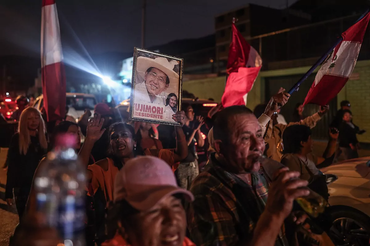 Perú: el dictador en las calles y el presidente, en niveles mínimos