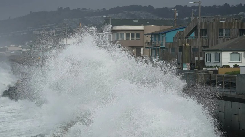 Piden la evacuación de zonas de California mientras olas gigantes siguen azotando sus costas