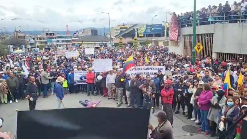 Protestan en una ciudad ecuatoriana y dan 72 horas a los venezolanos para salir 'o enfrentar la expulsión'