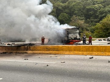 #RompiendoTiempo |  Un camión cargado con combustible explotó en la carretera Petare-Guarenas