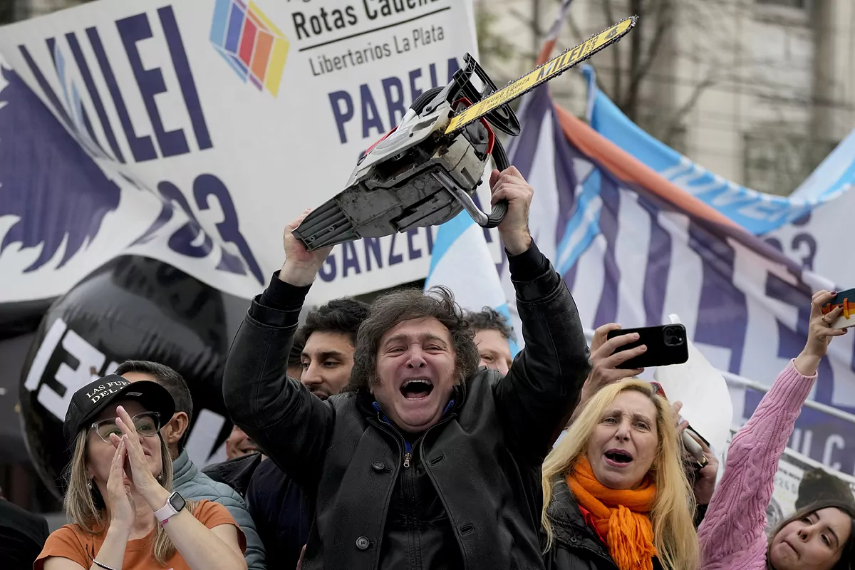 Separados sin jueces ni abogados, reventas legales... La 'Nueva Argentina' para la que Milei quiere superpoderes