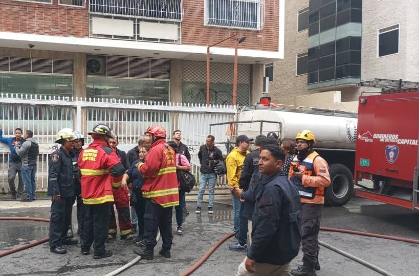 Trágico incendio en Los Palos Grandes: dos muertos y cuatro heridos
