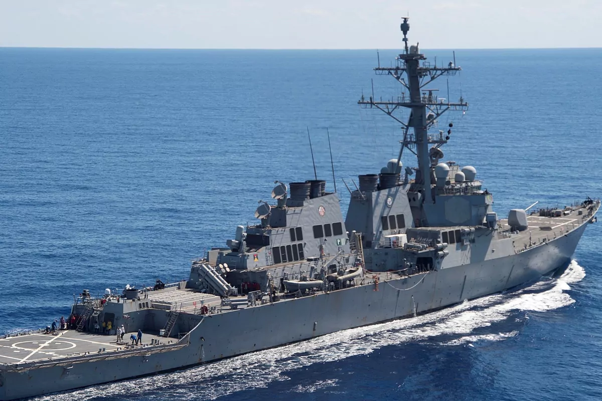 Un buque de guerra estadounidense y varios buques mercantes atacados en el Mar Rojo