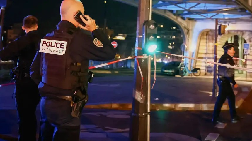 Un hombre mata a puñaladas a un turista e hirió a dos en París