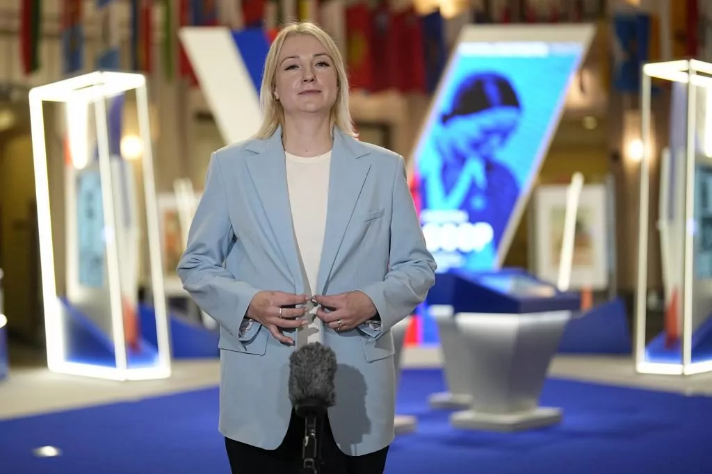 Un periodista que critica a Putin y la guerra en Ucrania inicia el camino hacia las elecciones presidenciales en Rusia