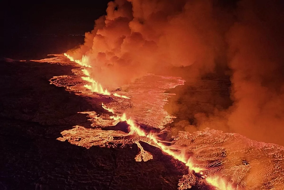 Un volcán entra en erupción al noreste de la localidad islandesa de Grindavk