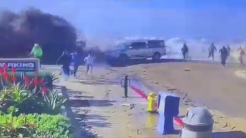 Video viral de impactante ola arrasando con todo a su paso en playa de EE.UU., 8 heridos