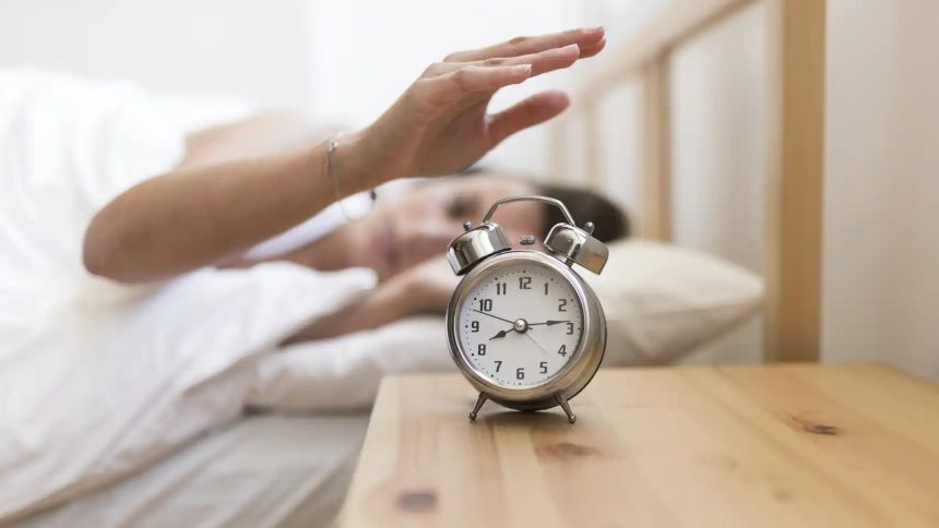 ¿Es usted una de esas personas que posponen la alarma "diez minutos más" por la mañana?