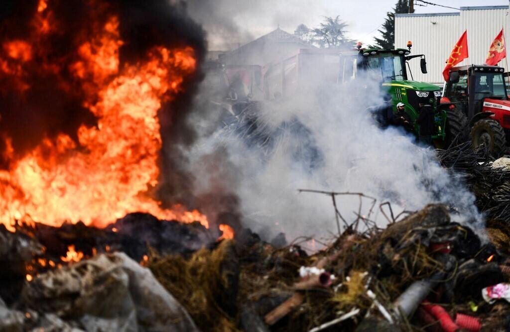 Los agricultores establecieron un bloqueo de carreteras en Agen, sur de Francia, el 23 de enero de 2024.