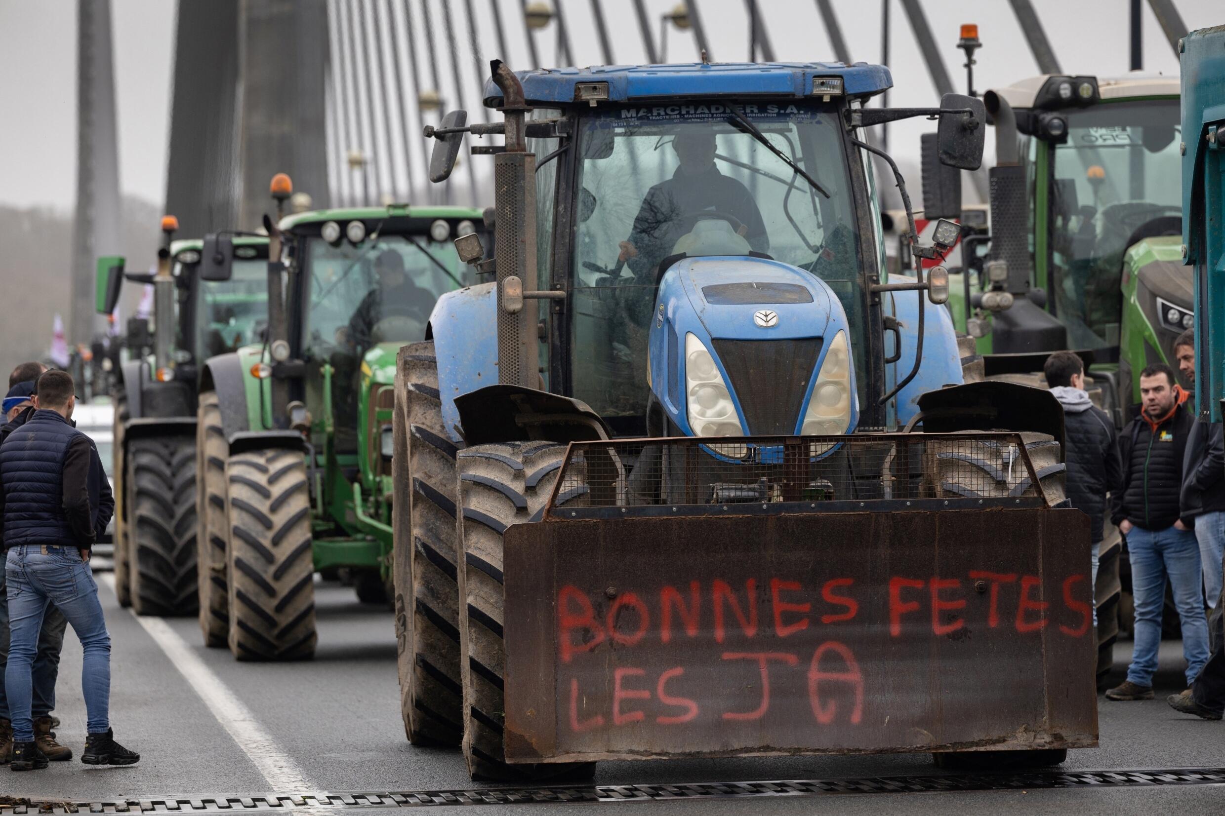 Los agricultores bloquean el puente de Iroise en Brest, oeste de Bretaña, el 24 de enero de 2024.