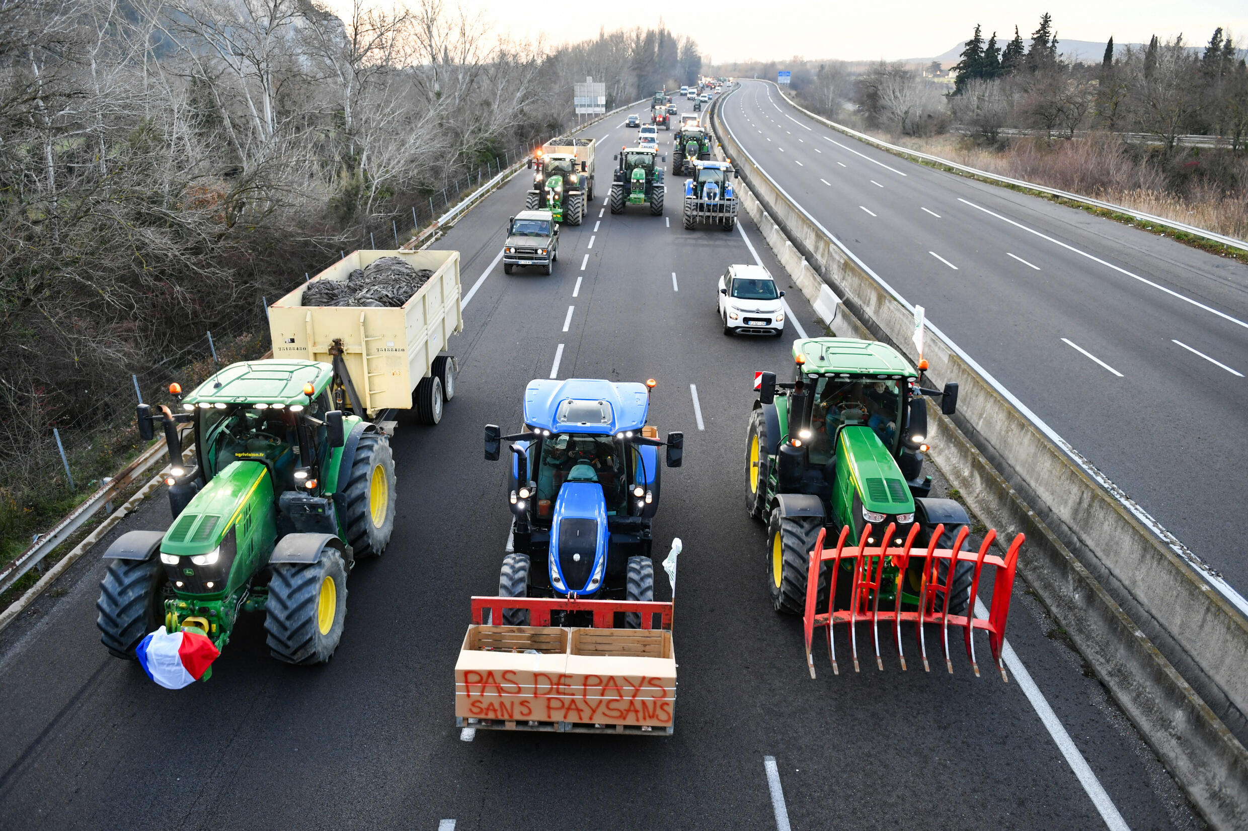 Agricultores conducen sus tractores por una carretera cerca de Orange, en el sur de Francia, para protestar contra los impuestos y la caída de los ingresos, el 24 de enero de 2024.