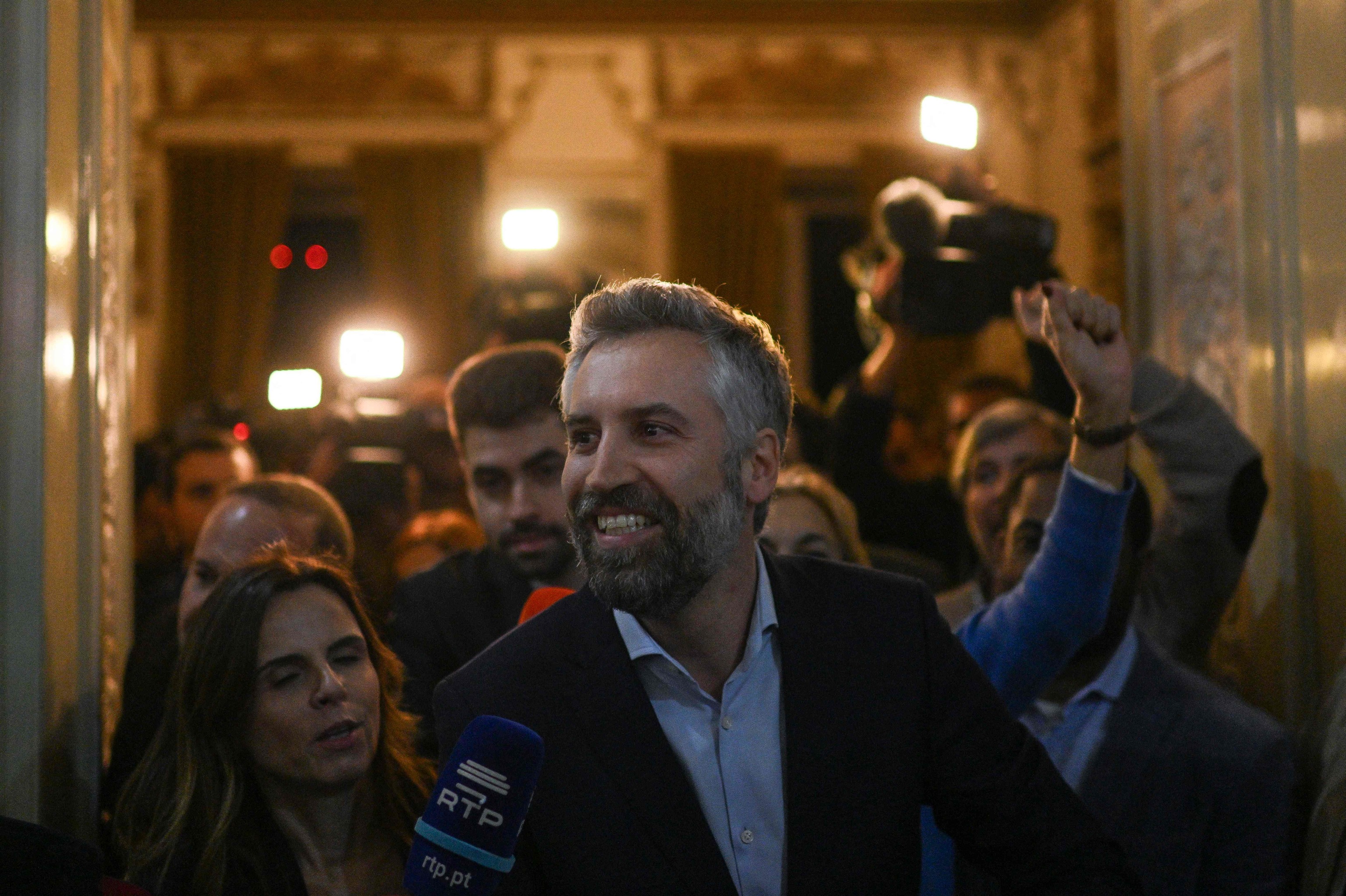 El recién elegido líder del Partido Socialista Portugués, Pedro lt;HIT gt;Nuno lt;/HIT gt;  lt;HIT gt;Santos lt;/HIT gt;  llega a la sede del partido en Lisboa el 17 de diciembre de 2023. Pedro lt;HIT gt;Nuno lt;/HIT gt;  lt;HIT gt;Santos lt;/HIT gt;  Sucederá al primer ministro portugués Antonio Costa, que lidera el Partido Socialista para las próximas elecciones legislativas del 10 de marzo de 2024. (Foto de PATRICIA DE MELO MOREIRA / AFP)