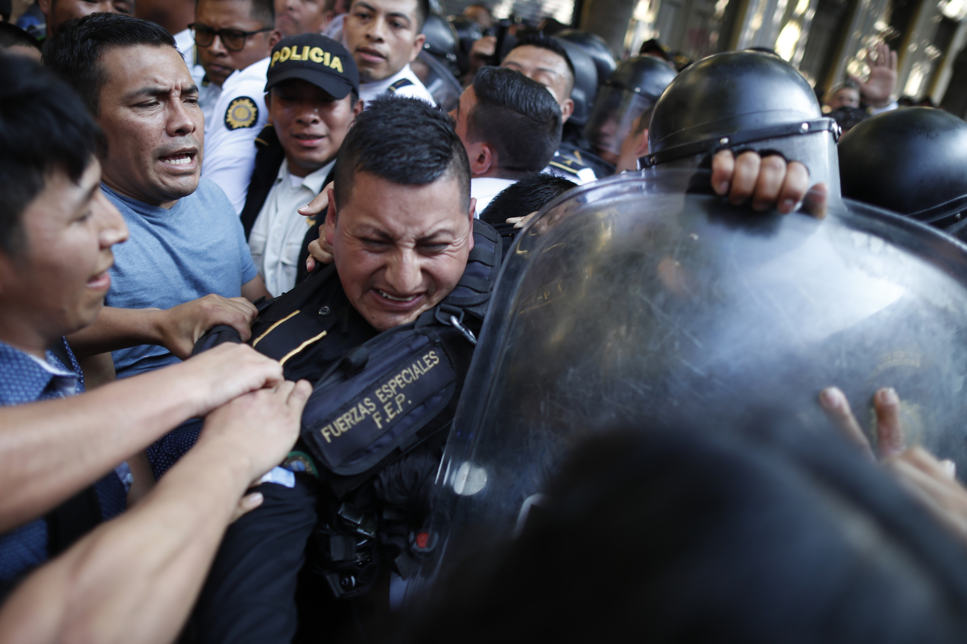 CIUDAD DE GUATEMALA (GUATEMALA), 14.01.2024.- Manifestantes se enfrentan a la policía