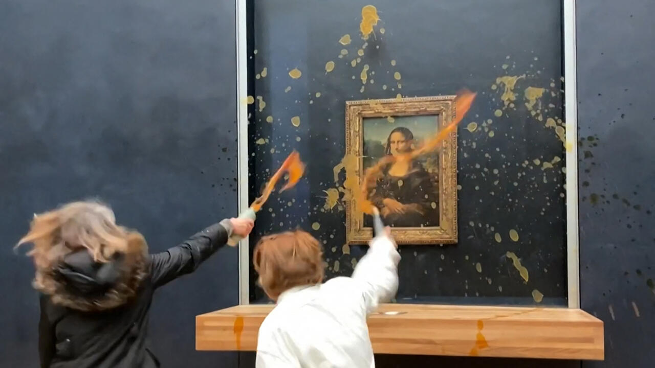Activistas climáticos arrojan sopa a la Mona Lisa del Museo del Louvre en París