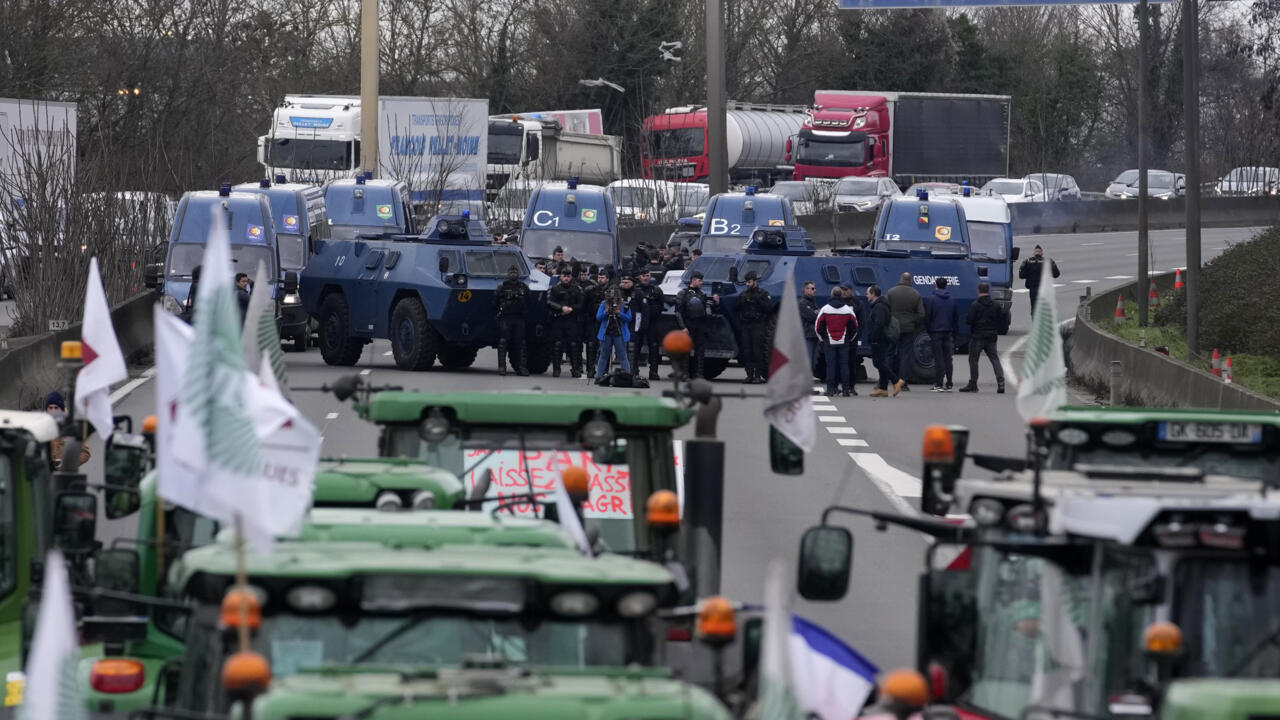 Agricultores arrestados mientras las protestas bloquean un mercado de alimentos clave y se acercan a París