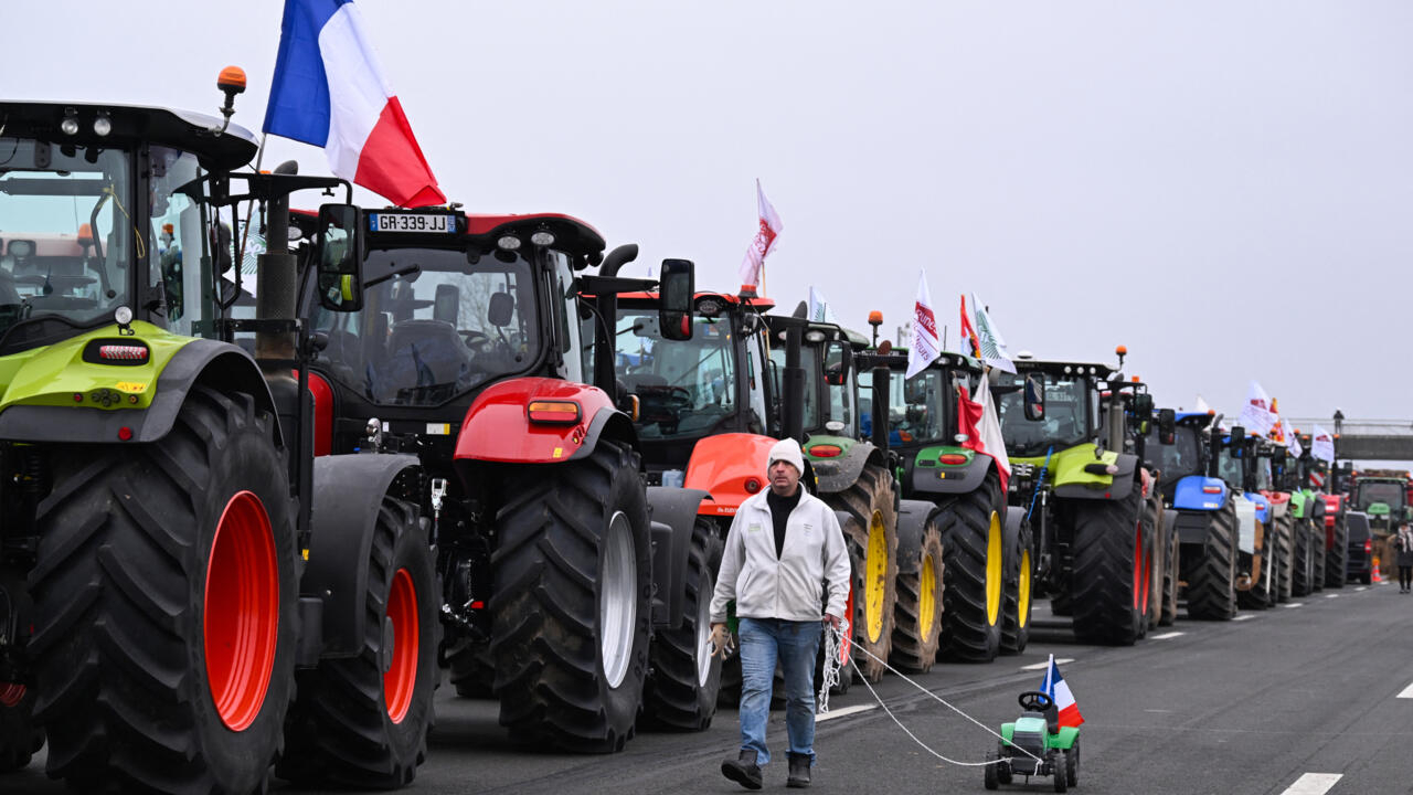 Agricultores franceses enojados bloquean las principales carreteras que conducen a París por segundo día