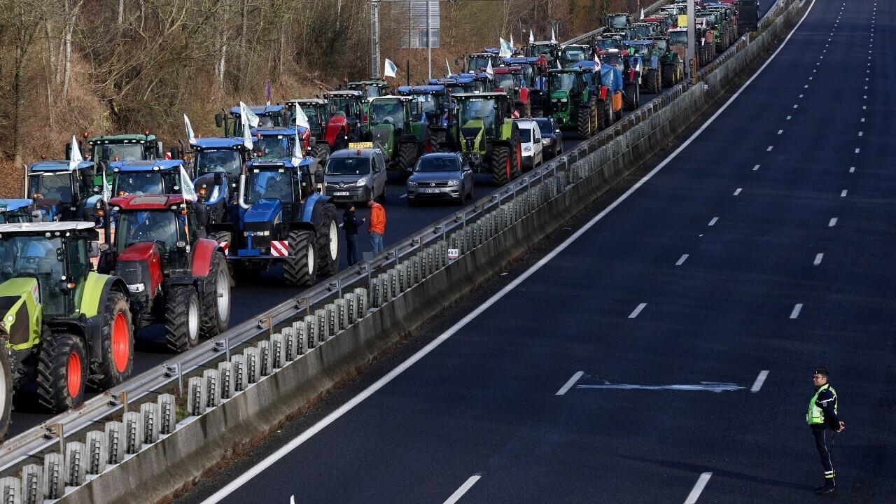 Atascos de tráfico mientras los agricultores franceses bloquean la autopista cerca de París para protestar por los bajos precios
