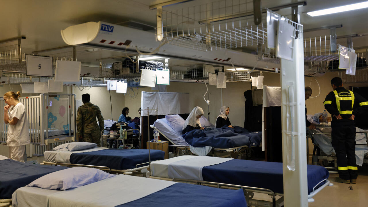Buque de guerra francés transformado en hospital de campaña atiende a heridos de Gaza frente a la costa egipcia