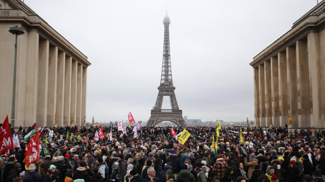 Decenas de miles de manifestantes en toda Francia piden a Macron que no firme la ley de inmigración