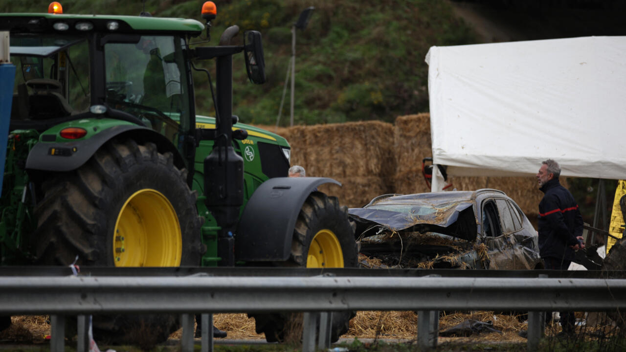 Dos muertos en una colisión con un control de carretera mientras los agricultores franceses amplían las protestas