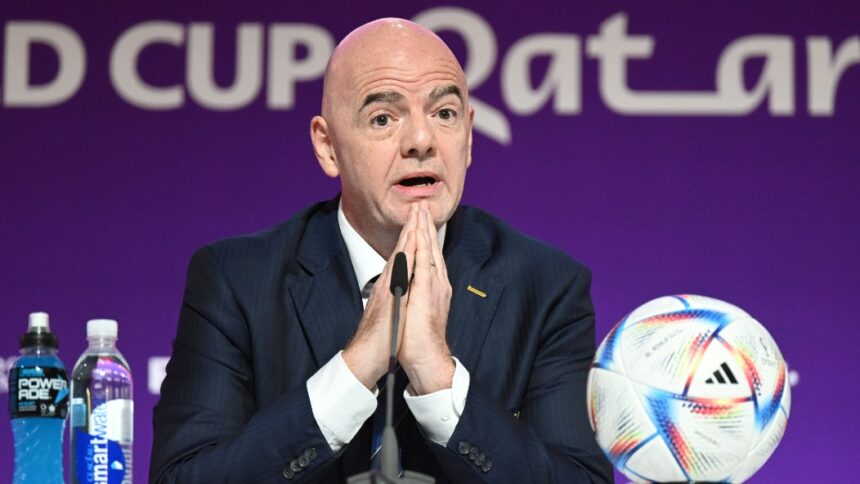 Dura medida propuesta por el presidente de la FIFA contra los equipos cuyos aficionados utilicen insultos racistas