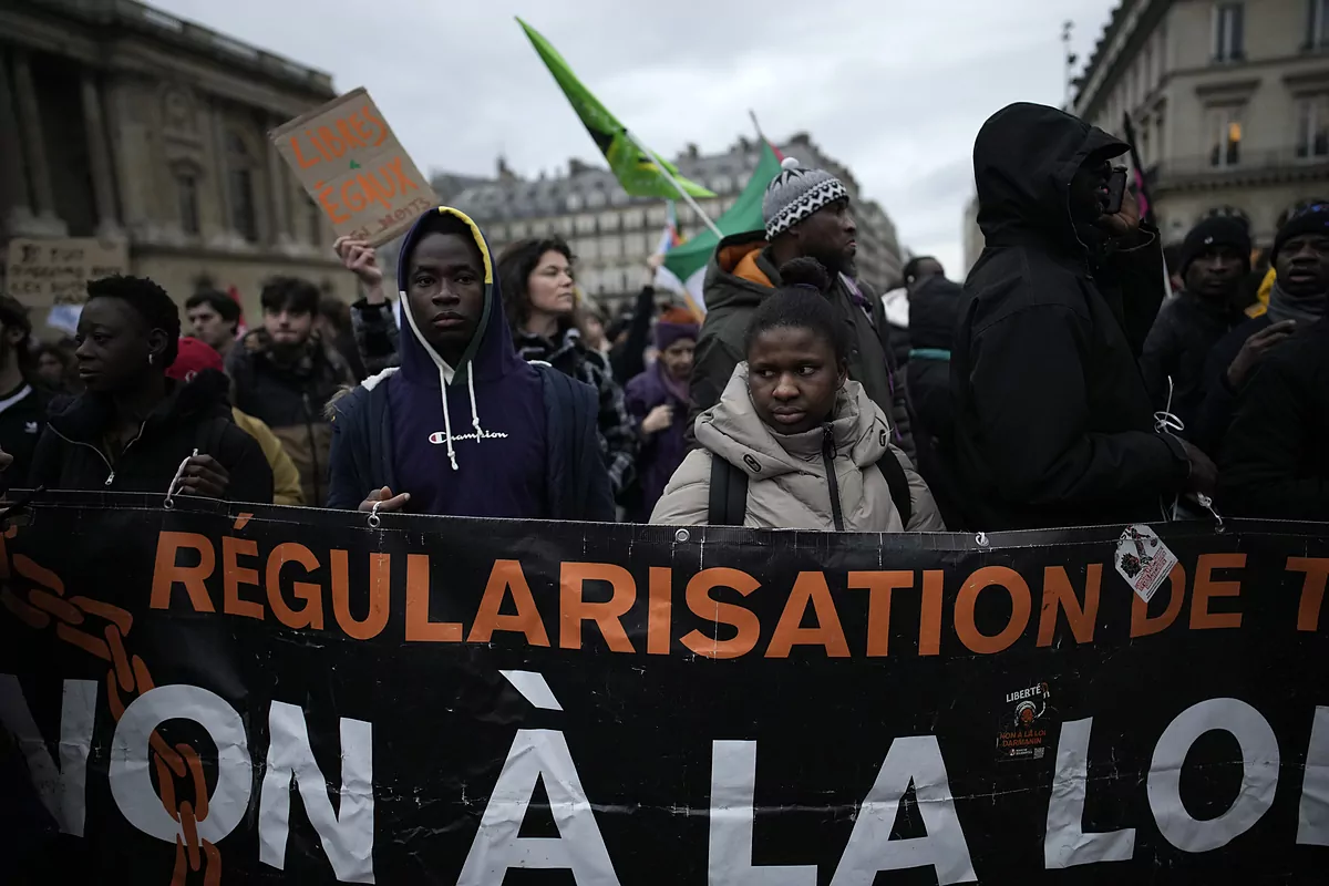 El Consejo Constitucional de Francia censura gran parte de la controvertida ley de inmigración