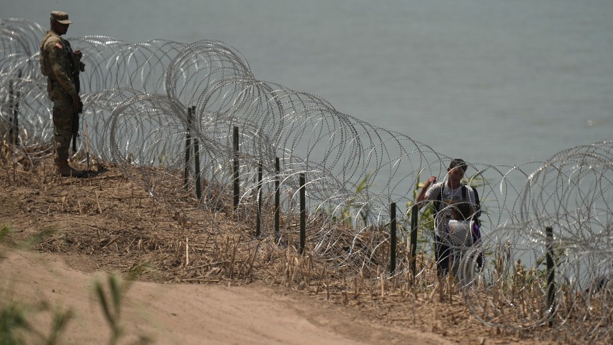 El Departamento de Justicia de EE.UU. ha autorizado la retirada del alambre de púas que ha frenado el paso de migrantes