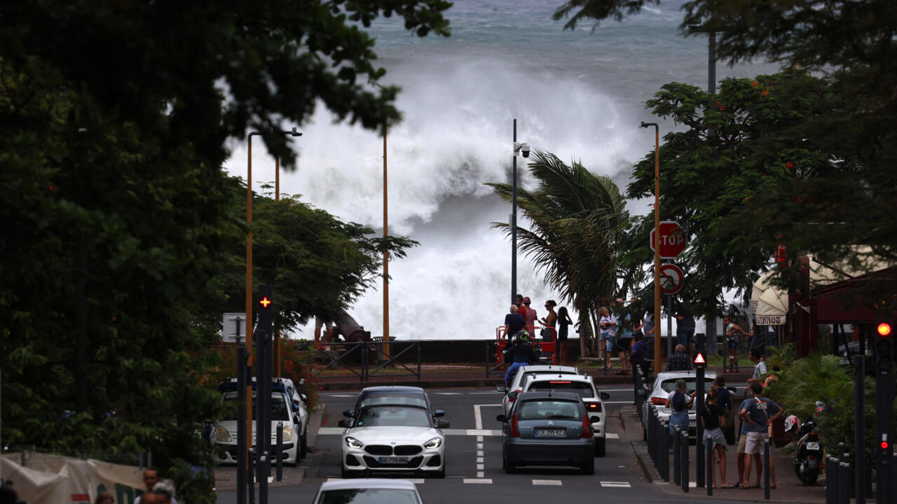 El ciclón Belal azota la isla francesa de Reunión y Mauricio en alerta máxima