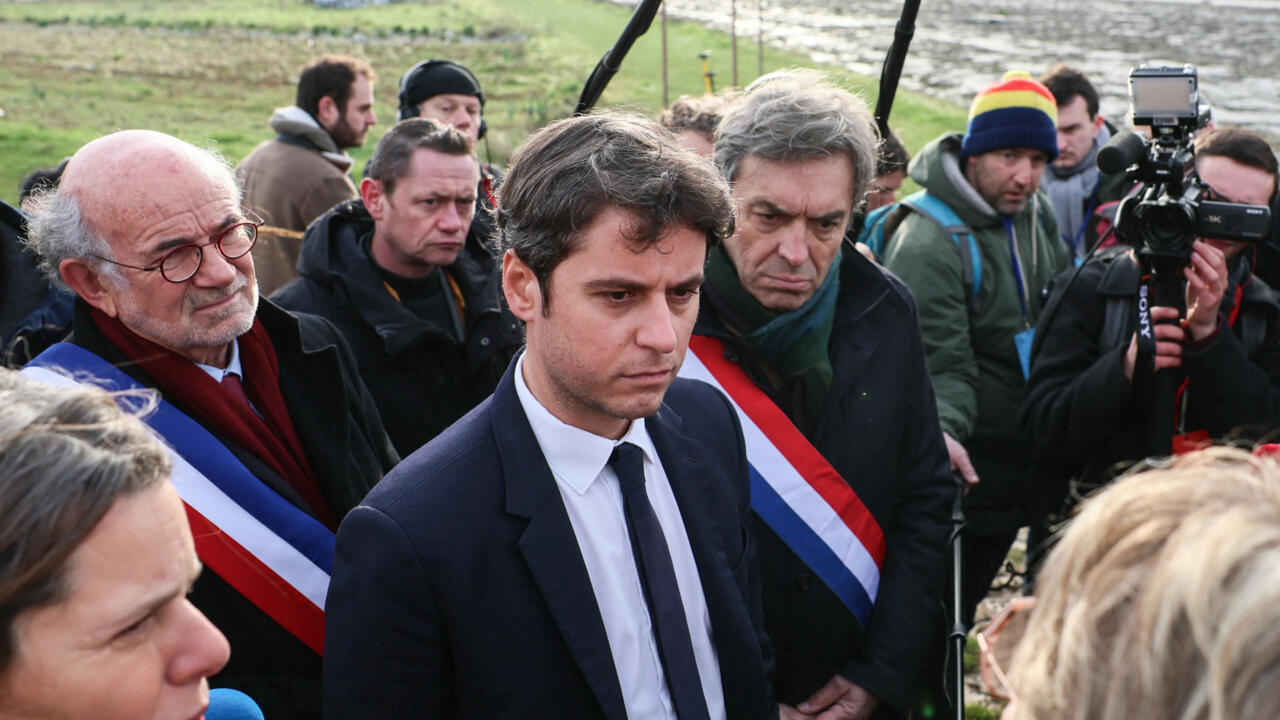 El primer ministro francés Attal visita a los agricultores mientras los sindicatos agrícolas se preparan para organizar un "asedio" a París