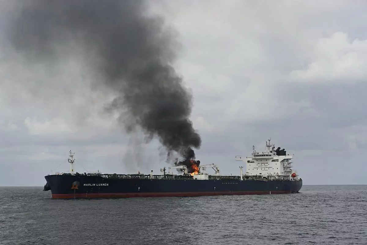 Estados Unidos responde con un bombardeo de los rebeldes hutíes a un petrolero británico que sigue en llamas