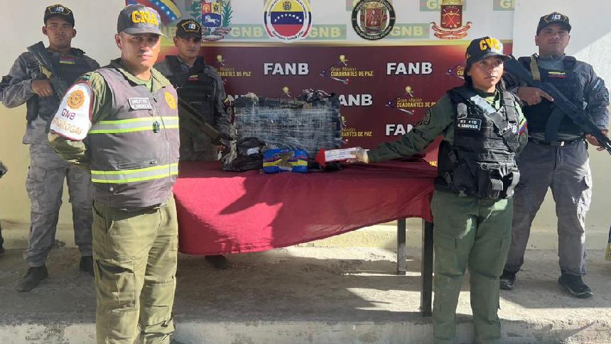 FOTOS: Halladas 50 carteles de marihuana flotando en Los Roques durante patrullaje de la FANB
