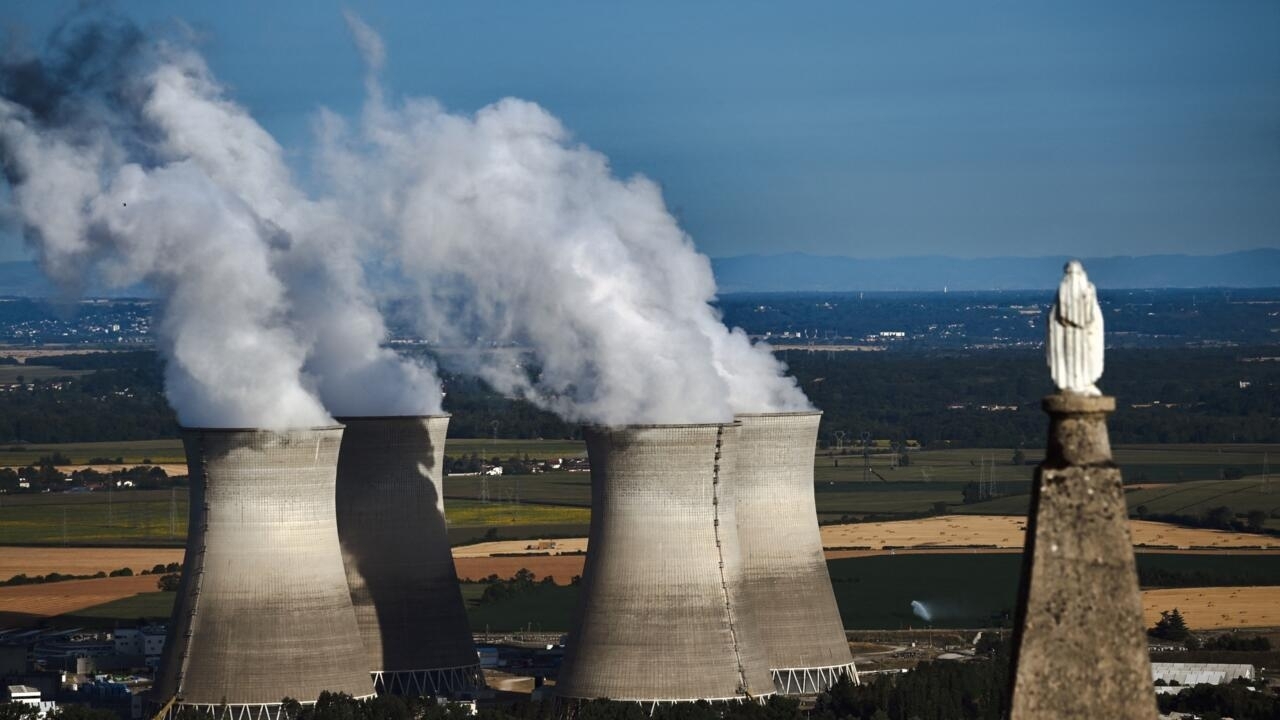 Francia abandona sus objetivos de energías renovables y da prioridad a la nuclear en su nueva ley energética