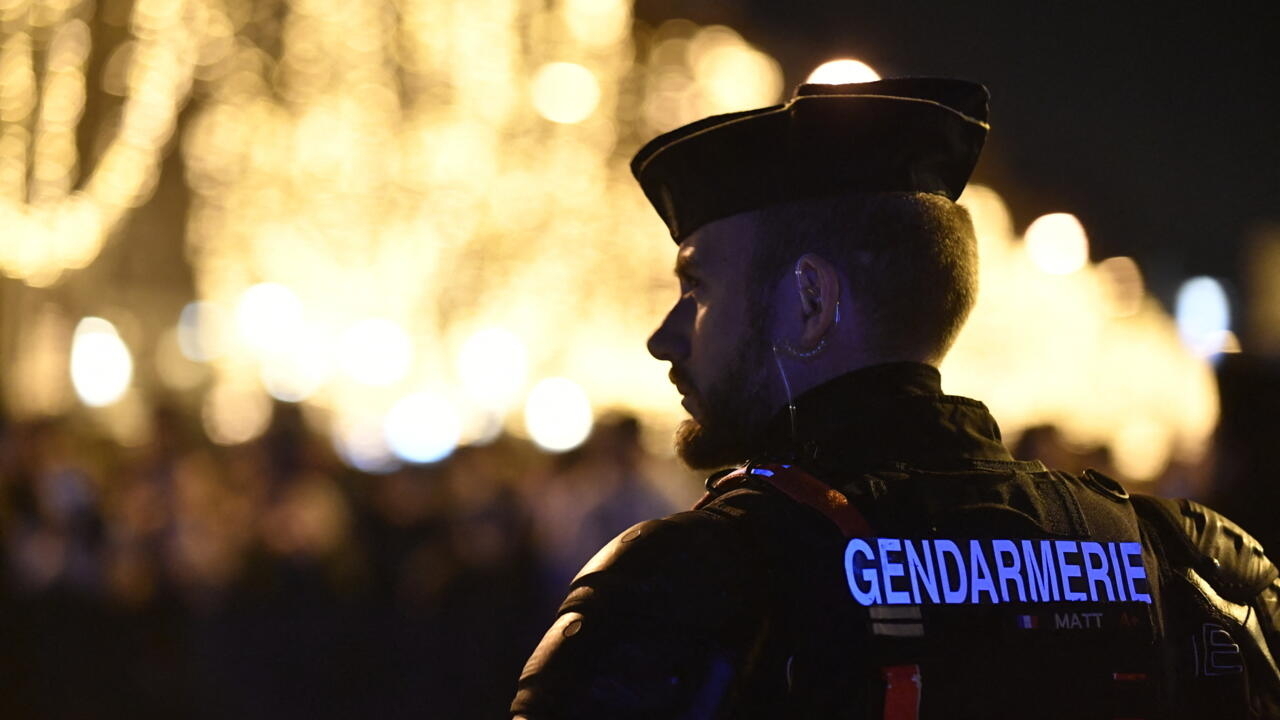 Francia desplegará 90.000 policías para patrullar las festividades de Año Nuevo