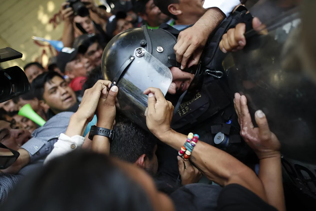 Horas de retraso y protestas callejeras en la toma de posesión de Bernardo Arévalo como presidente de Guatemala