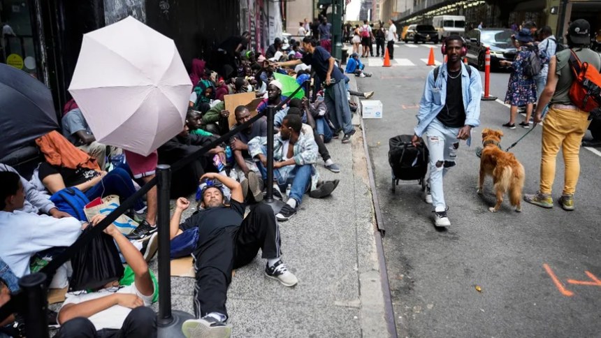 Las autoridades de Nueva York imponen prohibición a los inmigrantes de los refugios
