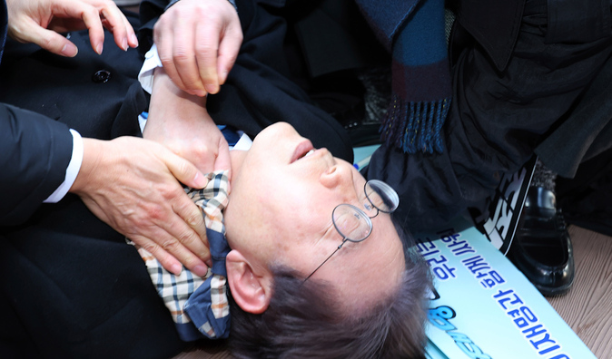 Líder de la oposición surcoreana apuñalado en el cuello