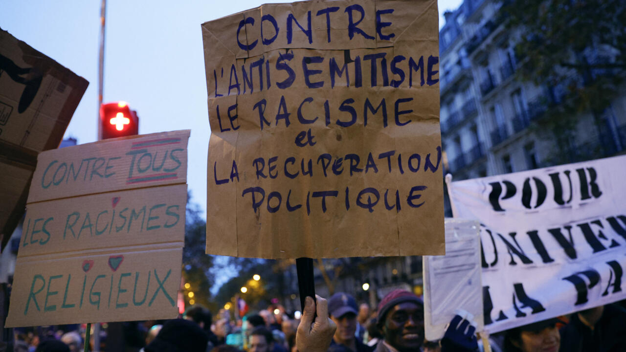 Los actos antisemitas casi se cuadruplicaron el año pasado en Francia, dice una organización judía