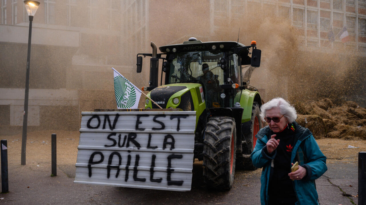 Los agricultores franceses amenazan con intensificar las protestas contra impuestos y regulaciones