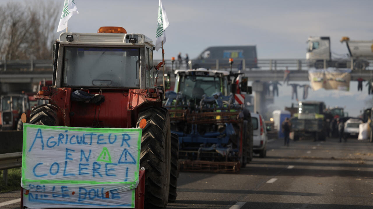 Los agricultores franceses aumentan la presión sobre el gobierno mientras continúan las protestas