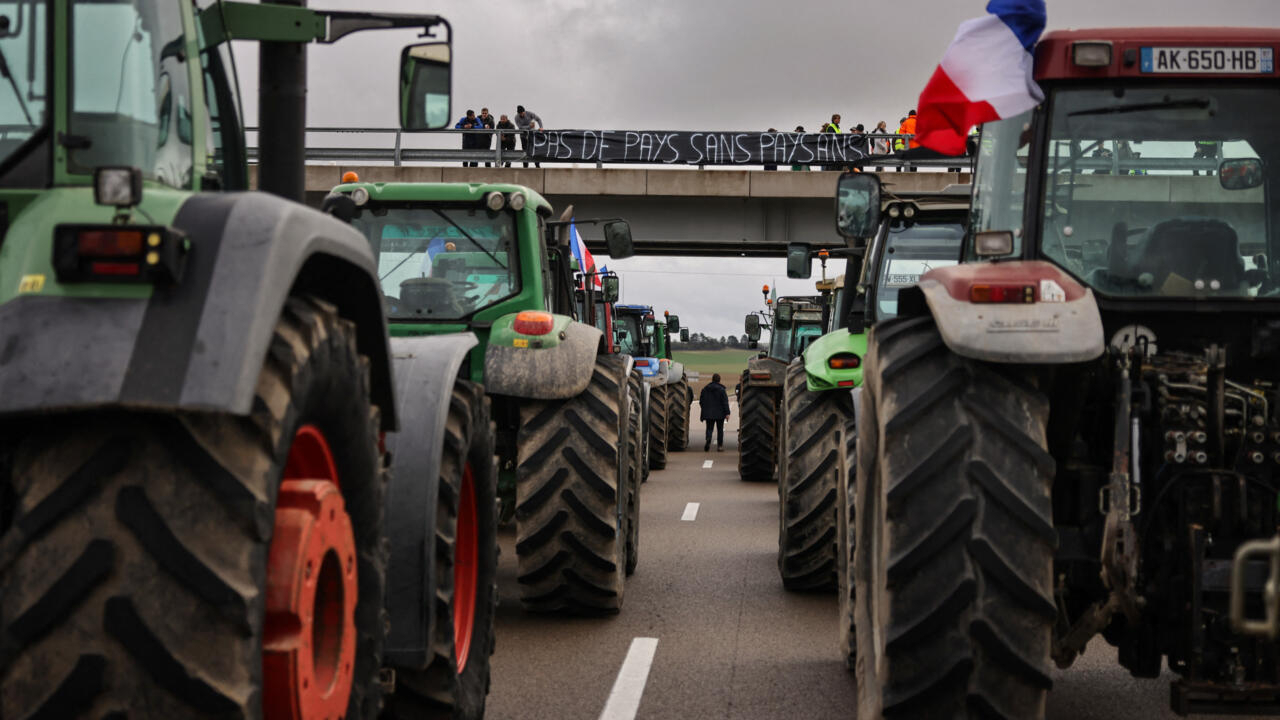 Los agricultores franceses bloquean carreteras y tiran sus productos mientras la protesta se acerca a París