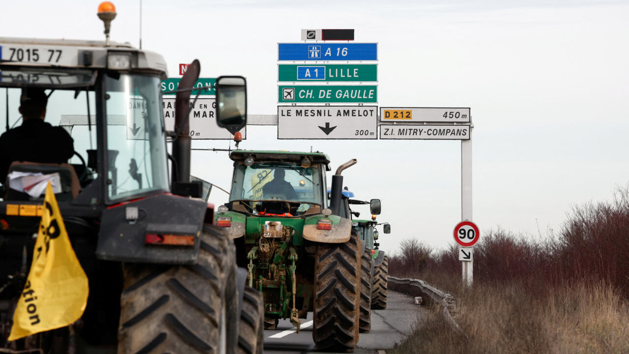 Los agricultores franceses prometen un "asedio" a París mientras la protesta por los tractores converge en la capital