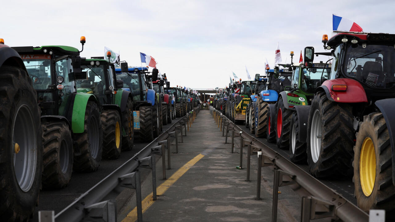 Los agricultores franceses se acercan a París mientras el gobierno lucha por sofocar las protestas