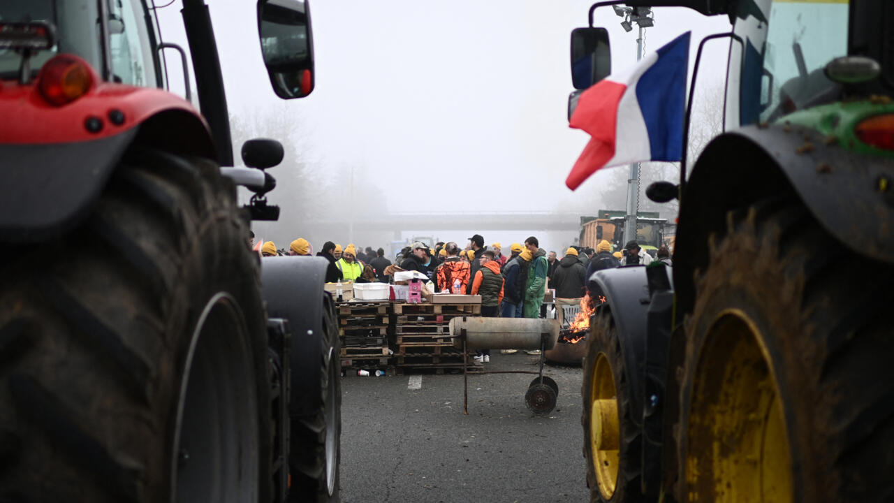 Los agricultores franceses se comprometen a continuar las protestas a pesar de las concesiones del gobierno.